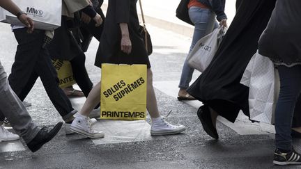 &nbsp; (De plus en plus, les consommateurs délaissent la cohue des magasins pour faire les soldes par Internet © MaxPPP)