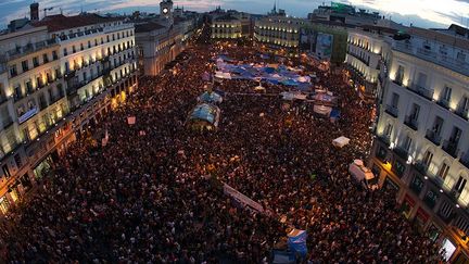 Le 15 mai 2011, les Indignés s’installent sur la place de la Puerta del Sol pour protester, entre autres, contre le chômage, le plan d’austérité, les mécanismes économiques, la dictature des marchés, le renoncement de la classe politique à défendre les idéaux des droits de l’Homme… Si les médias leur reprochent des revendications peu claires, cela n’empêche pas le mouvement de prendre une ampleur considérable dans toute l’Espagne. Comme en mai 1968, désobéissance civile et non-violence sont les mots d’ordre. En finir avec une société de consommation et changer le monde sont le véritable leitmotiv des Espagnols. Si les manifestants quittent la Puerta del Sol le 12 juin, de nombreux autres mouvements inspirés de la révolte hispanique naissent un peu partout en Europe et aux Etats-Unis, avec le mouvement Occupy. (REUTERS/Sergio Perez)