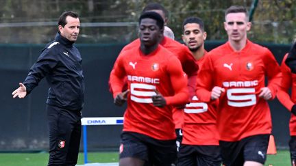 Julien Stéphan à l'entraînement avec le Stade Rennais, le 20 novembre 2023. (DAMIEN MEYER / AFP)