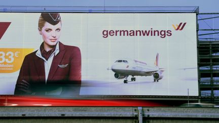 Une publicit&eacute; pour Germanwings, la compagnie allemande &agrave; bas cout, filiale de la Lufthansa, &agrave; Cologne (Allemagne), le 24 mars 2015. (PATRIK STOLLARZ / AFP)