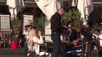 Durant l'épidémie du covid, certains restaurateurs et gérants de bar avaient eu l'autorisation de pousser leurs murs et d'installer des terrasses éphémères sur les trottoirs.&nbsp;À Toulouse, ces autorisations prennent fin aujourd'hui, lundi 31 octobre. (FRANCE 3)