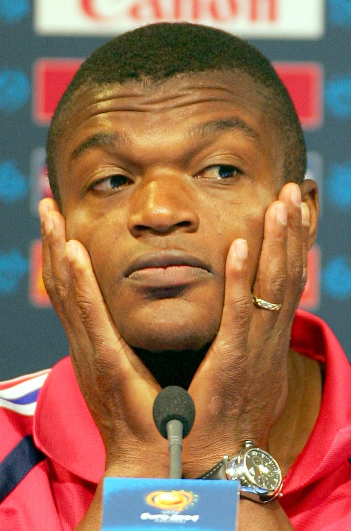 Marcel Desailly lors d'une conférence de presse au cours de l'Euro 2004, le 24 juin 2004, à Lisbonne (Portugal). (JEAN-PAUL PELISSIER / REUTERS)