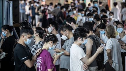 Des Chinois faisant la queue à Guangzhou, en Chine, le 28 avril 2022. (STRINGER / ANADOLU AGENCY / AFP)