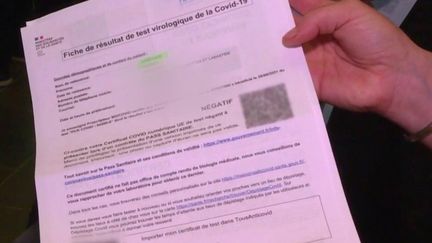 Faux pass sanitaires : le gouvernement veut inciter leurs détenteurs à se faire vacciner