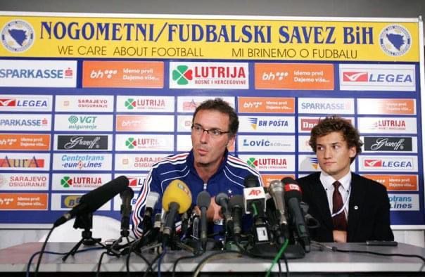 Arman Soldin, alors traducteur pour Laurent Blanc, le sélectionneur de l'équipe de France de football, le 7 septembre 2010, lors d'un match contre la Bosnie-Herzégovine, à Sarajevo. (COLLECTION PRIVEE)