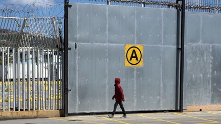 A 14 ans, Ismail se dit prêt à tout pour prendre un bateau pour l'Europe. En attendant, il erre aux abords du port de Ceuta, enclave espagnole au Maroc, à la rue, comme des dizaines de mineurs, pour la plupart marocains. (FADEL SENNA / AFP)