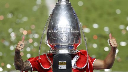 Lucas Hernandez, défenseur français du Bayern Munich, la tête dans la coupe de la Ligue des champions. (MATTHEW CHILDS / AFP)