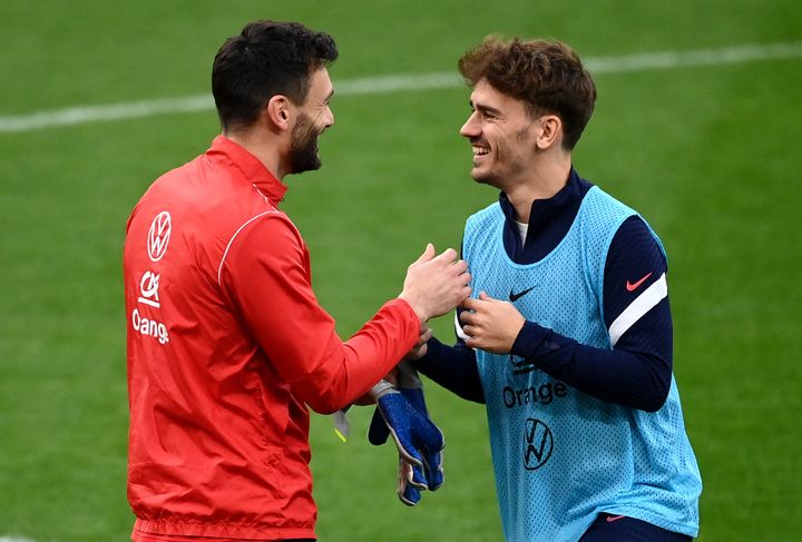 Hugo Lloris et Antoine Griezmann lors de l'entraînement de l'équipe de France au stade Vélodrome, le 24 mars (FRANCK FIFE / AFP)