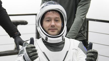 L'astronaute français Thomas Pesquet&nbsp;après avoir amerri au large de la Floride (Etats-Unis), le 9 novembre 2021. (AUBREY GEMIGNANI / NASA / AFP)