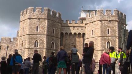 Mort d’Elizabeth II : la foule se rassemble à Windsor, l’une des résidences préférées de la reine