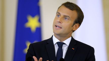 Emmanuel Macron lors d'une conférence de presse à Bucarest, le 24 août 2017. (ROBERT GHEMENT / EPA)