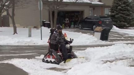 Justin Anderson, un Américain de Bellevue (Nebraska, Etats-Unis) a fixé une pelle à neige sur son fauteuil roulant. (WOWT 6 NEWS / YOUTUBE)