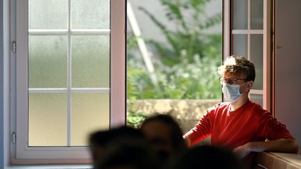 Une fenêtre ouverte dans un amphithéatre de Sciences-Po, à Paris.&nbsp; (ALEXANDRE MARCHI / MAXPPP)