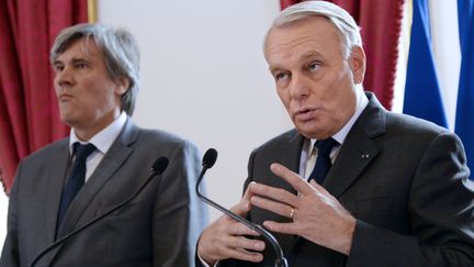 St&eacute;phane Le Foll (G), ministre de l'Agriculture, et Jean-Marc Ayrault, Premier ministre, &agrave; l'h&ocirc;tel Matignon, &agrave; Paris, &agrave; l'issue d'une r&eacute;union sur l'&eacute;cotaxe.&nbsp; (BERTRAND GUAY / AFP)