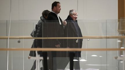 Didier Lombard (à droite), ancien PDG de France Télécom au Palais de justice de Paris, le 20 décembre 2019. Illustration. (LIONEL BONAVENTURE / AFP)