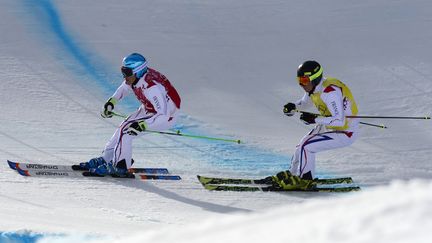 Jean-Fr&eacute;d&eacute;ric Chapuis (G) et&nbsp;Jonathan Midol, lors des 8es de finale de skicross, &agrave; Sotchi (Russie), le 20 f&eacute;vrier 2014. (JAVIER SORIANO / AFP)