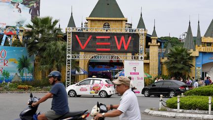 L'entrée du West Lake Water Park à Hanoï (Vietnam), où sept jeunes sont morts après avoir consommé de la drogue lors d'un festival de musique électronique, le 16 septembre 2018.&nbsp; (NHAC NGUYEN / AFP)