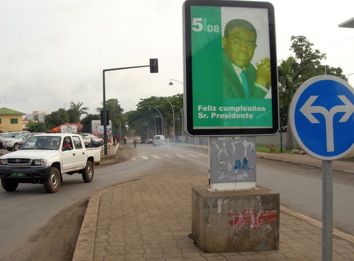 En Guin&eacute;e &eacute;quatoriale, des panneaux souhaitant bon anniversaire au pr&eacute;sident&nbsp;Teodoro Obiang Nguema fleurissent aux alentours du 5 juin, sa date de naissance, comme ici &agrave; Malabo, la capitale du pays.&nbsp; (PATRICK FORT / AFP)