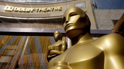 Les statuettes des Oscars règnent devant le Dolby Theatre de Los Angeles où se déroule la cérémonie des Oscars, ici le 26 février 2016. (FRAZER HARRISON / GETTY IMAGES NORTH AMERICA)