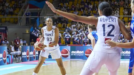 Diandra Tchatchouang et Iliana Rupert lors du quart de finale de l'EuroBasket contre la Bosnie Herzégovine le 23 juin 2021. (ANN-DEE LAMOUR / AFP)