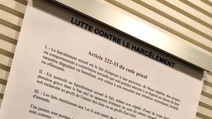 Photo d'une affichette apposée dans les locaux de l'Assemblée nationale, le 24 octobre 2017. (JULIEN DIVE)