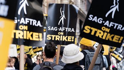 Les membres de la SAG-AFTRA rassemblés pour leur 75e journée de grève pour de meilleures conditions de travail et de meilleurs contrats devant les studios de Netflix à New York, le 27 septembre 2023. (MEIR CHAIMOWITZ / NURPHOTO)