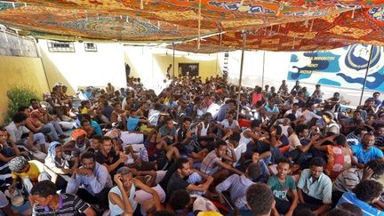 Des migrants clandestins en Libye, évacués de la zone de l'aéroport en raison des combats à la périphérie de Tripoli, et mis à l'abri à Ganzour, le 5 septembre 2018. (MAHMUD TURKIA/AFP)