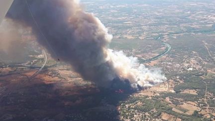 Incendie dans le Gard : à Aubais, le feu a atteint des habitations