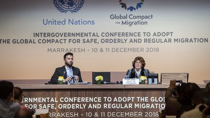 Louise Arbour (à droite),&nbsp;représentante spéciale de l'ONU pour les migrations, le 9&nbsp;décembre 2018 à Marrakech (Maroc). (FADEL SENNA / AFP)