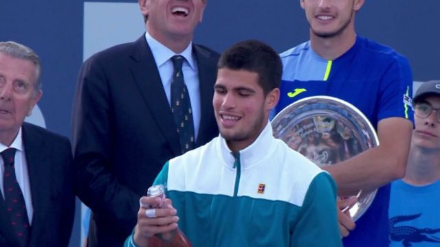 18 ans et dèjà très grand. Carlos Alcaraz enchaîne les matchs exceptionnels ces derniers mois. Sa détermination et son talent poussent forcement à la comparaison avec son idole Rafa Nadal, à suivre...