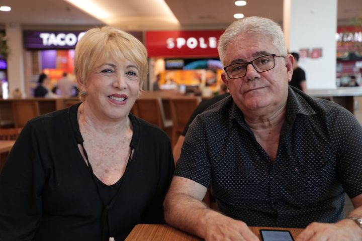 Ivani et son époux Mauricio Miranda, le 31 octobre 2022, dans un centre commercial de Mooca, à&nbsp;São Paulo (Brésil).&nbsp; (VALENTINE PASQUESOONE / FRANCEINFO)