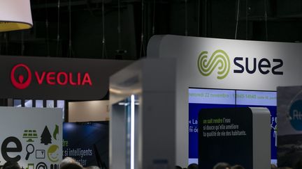 Un stand de l'entreprise Veolia à côté de son concurrent Suez durant le salon des maires, le 22 novembre 2017 à Paris. Photo d'illustration. (VINCENT ISORE / MAXPPP)