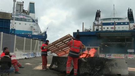 Blocages des ports : pénuries en Outre-mer et en Corse (FRANCE 2)