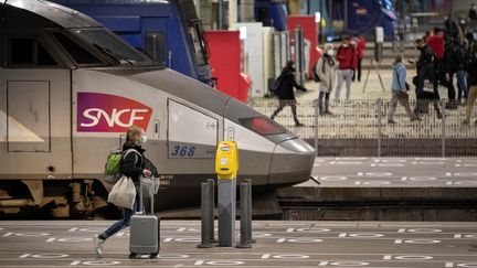 Une voyageuse portant un masque&nbsp;sur un quai de&nbsp;la gare Montparnasse à Paris, le 12 mai 2020 (Photo d'illustration). (THOMAS SAMSON / AFP)