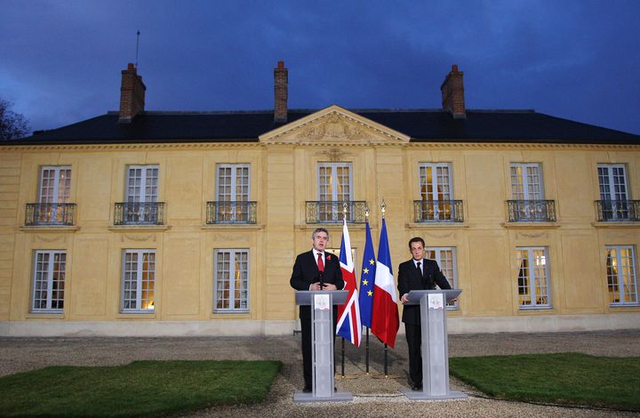 Gordon Brown et Nicolas Sarkozy donnent une conf&eacute;rence de presse dans la cour de la Lanterne, &agrave; Versailles, le 28 octobre 2008. (PATRICK KOVARIK / AFP)