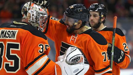 Pierre-Edouard Bellemare félicite son gardien Steve Mason (PATRICK SMITH / GETTY IMAGES NORTH AMERICA)