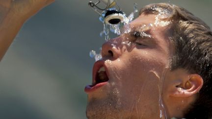 &nbsp; (Se mouiller le corps plusieurs fois par jour permet aussi de faire baisser la température corporel © Maxppp)