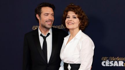 Nicolas Bedos regarde tendrement l'actrice Fanny Ardant. Le réalisateur est nommé dans la catégorie "meilleur réalisateur" pour son film La belle époque.&nbsp; (THOMAS SAMSON / AFP)