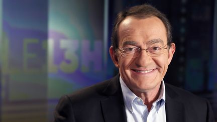 Jean-Pierre Pernaut sur le plateau du journal de 13 heures de TF1, à Paris, le 13 février 2013. (PATRICK KOVARIK / AFP)