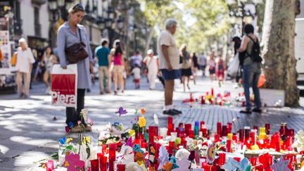 Des bougies, des messages, des peluches déposés sur les Ramblas à Barcelone, après l'attaque revendiquée par le groupe&nbsp;État Islamique (XAVIER BONILLA / NURPHOTO)