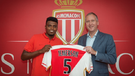 Le nouveau défenseur central de l'AS Monaco, Jemerson, avec le vice-président Vadim Vasilyev. 