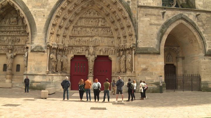 Le parvis de la cathédrale de Reims.&nbsp; (FRANCEINFO)