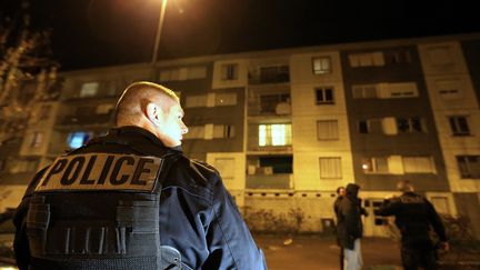 Les forces de police mènent une perquisition administrative à Sens (Yonne), le 20 novembre 2015. (FRANCOIS NASCIMBENI / AFP)