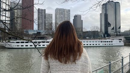 Laura, 29 ans, gestionnaire de copropriété à Paris. Elle souhaite voter pour Nicolas Dupont-Aignan à la présidentielle de 2022. (MANON MELLA / FRANCEINFO)