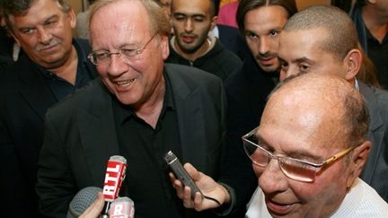 Le candidat UMP Jean-Pierre Bechter, bras droit de l'ancien maire Serge Dassault (à droite sur la photo) (© AFP PHOTO / BERNARD GAUDIN)