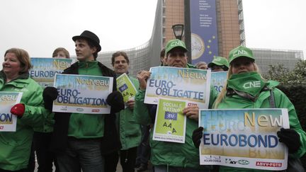 Des militants syndicaux manifestent devant le b&acirc;timent du Conseil europ&eacute;en o&ugrave; se tient un sommet des 27, le 30 janvier 2012 &agrave; Bruxelles (Belgique). &nbsp; (VIRGINIA MAYO / AP / SIPA)