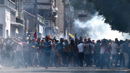 Des manifestants protestent contre le gouvernement de&nbsp;Nicolas Maduro, le 23 février 2019, à San Antonio del Tachira, au Venezuela. (FEDERICO PARRA / AFP)