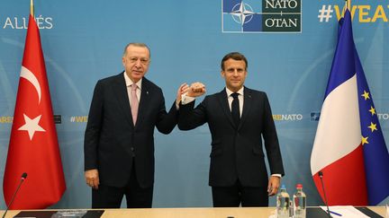 Les présidents français et turcs se sont rencontrés&nbsp;en amont du sommet de l'OTAN, le 14 juin 2021, à Bruxelles (Belgique). (TUR PRESIDENCY/MURAT CETINMUHURD / ANADOLU AGENCY / AFP)