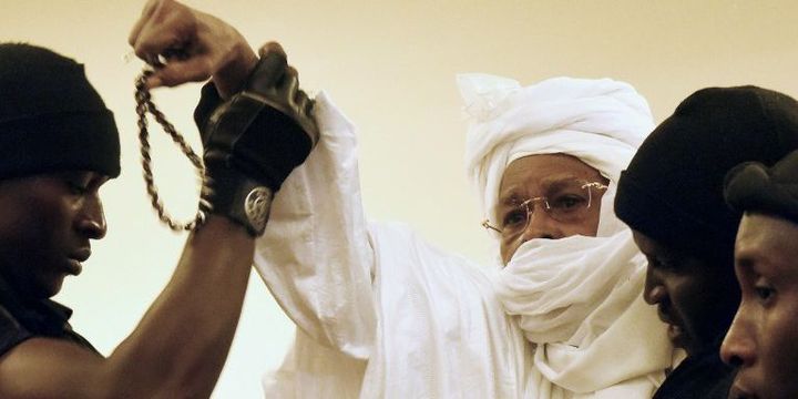 L'ancien président tchadien Hissène Habré, escorté par ses gardes, lors du premier jour de son procès le 20 juillet 2015
 (AFP PHOTO / SEYLLOU  SEYLLOU)