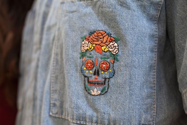 Chemise en jean&nbsp;brodée avec le kit de broderie Dia de Los Muertos (Marie Albertucci) de la marque Make Me Stitch. 2020 (Cocoegia.)